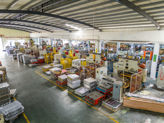 Un bon prix. Presse à chaud à feuille CNC 630-1250KN pour la fabrication de finitions métalliques en ligne